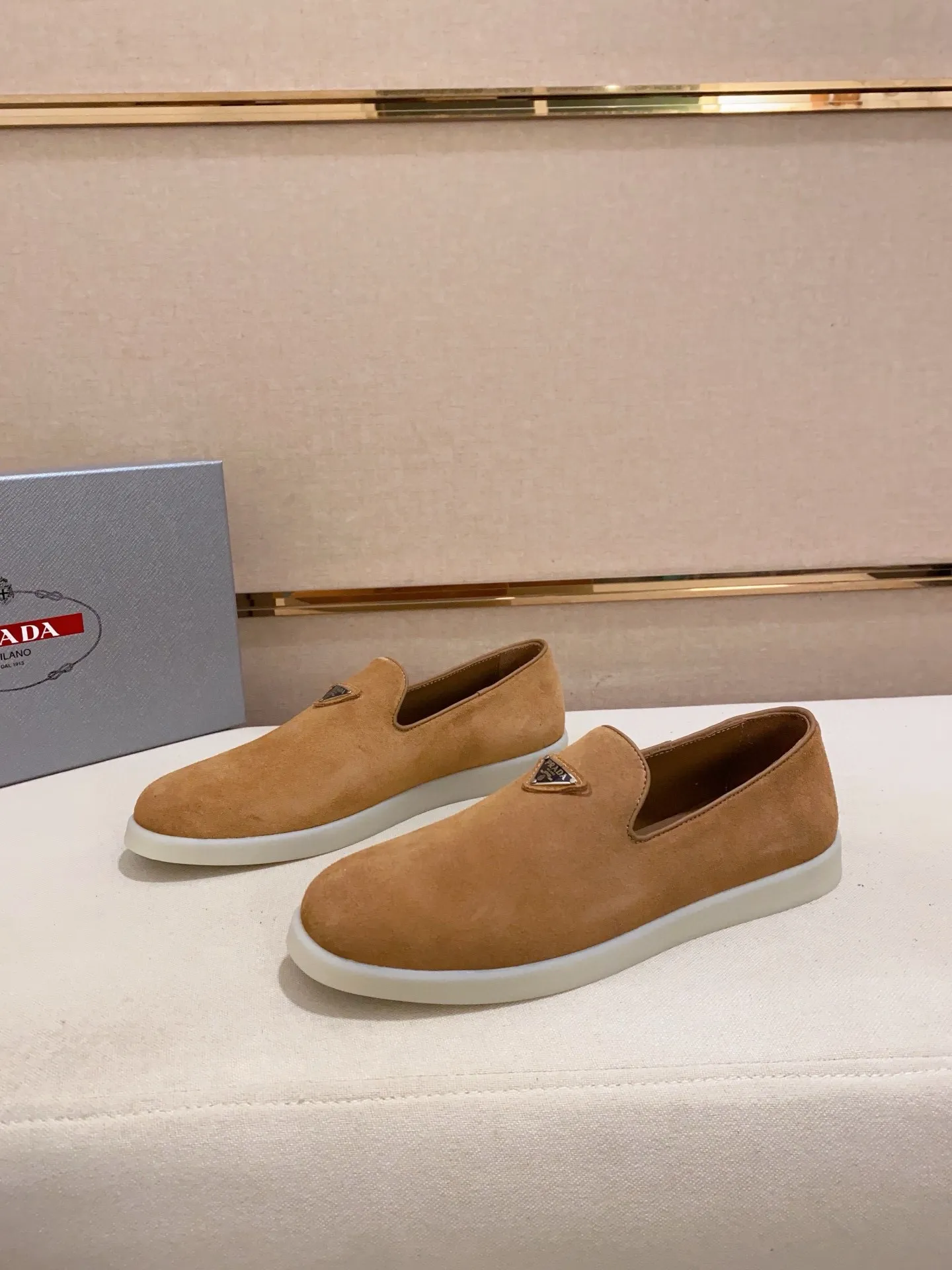 Men's shoes 💰 580💰 ✔️✔️✔️High-quality new PRADA counters are launched at the same time. The new men's shoes and 😘fabrics are selected from high-silk bald cowhide and are made by pure handicrafts. Lining: Full cowhide lining. 👍🏿 High-end ☄️ air-cushion molded anti-slip rubber outsole, exquisite lines, simple and elegant, comfortable and high-end for leisure travel. Code number: 38 to 44 (45 can be customized)